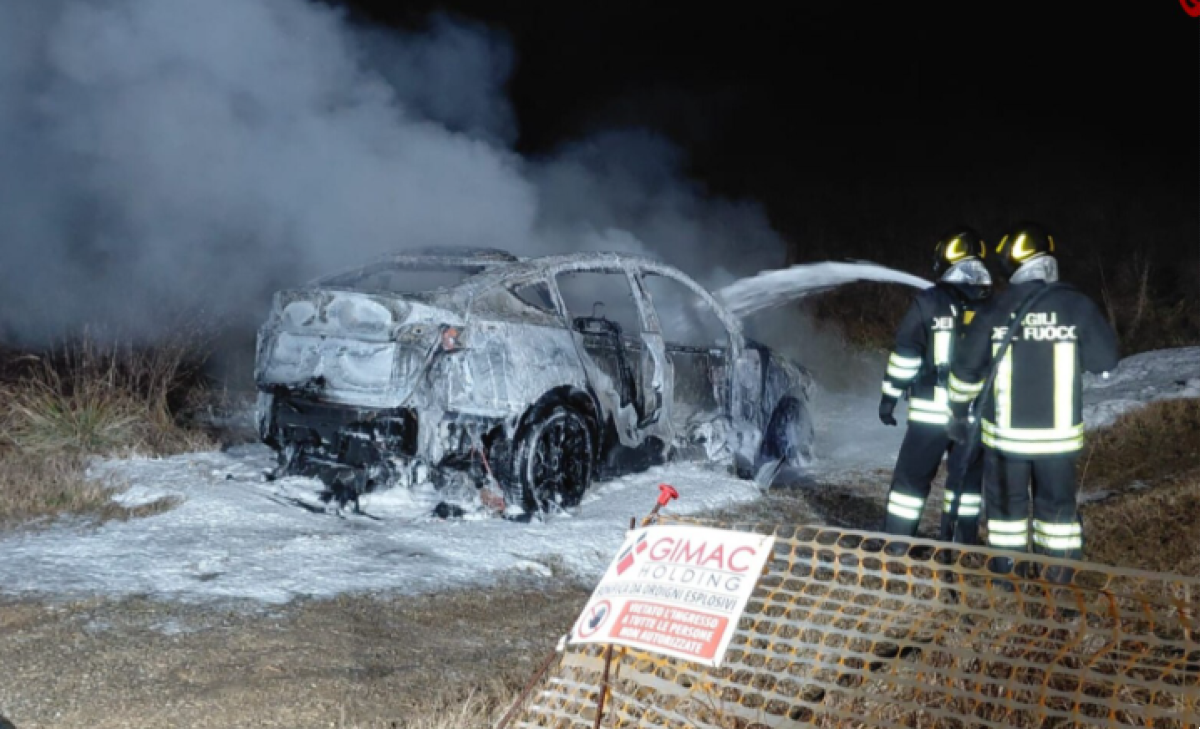 Auto elettrica in fiamme durante la marcia: conducente si salva scendendo in tempo - 