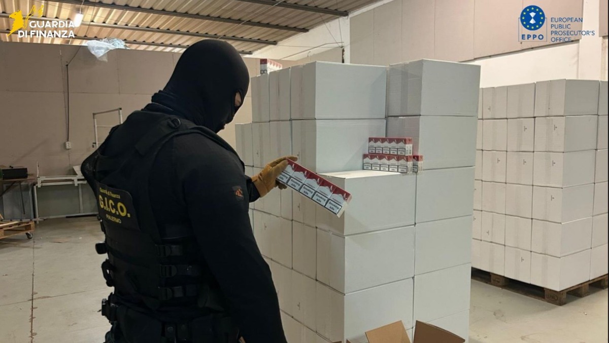 Scoperta fabbrica clandestina di sigarette, ne produceva oltre 2 milioni al giorno | VIDEO - 