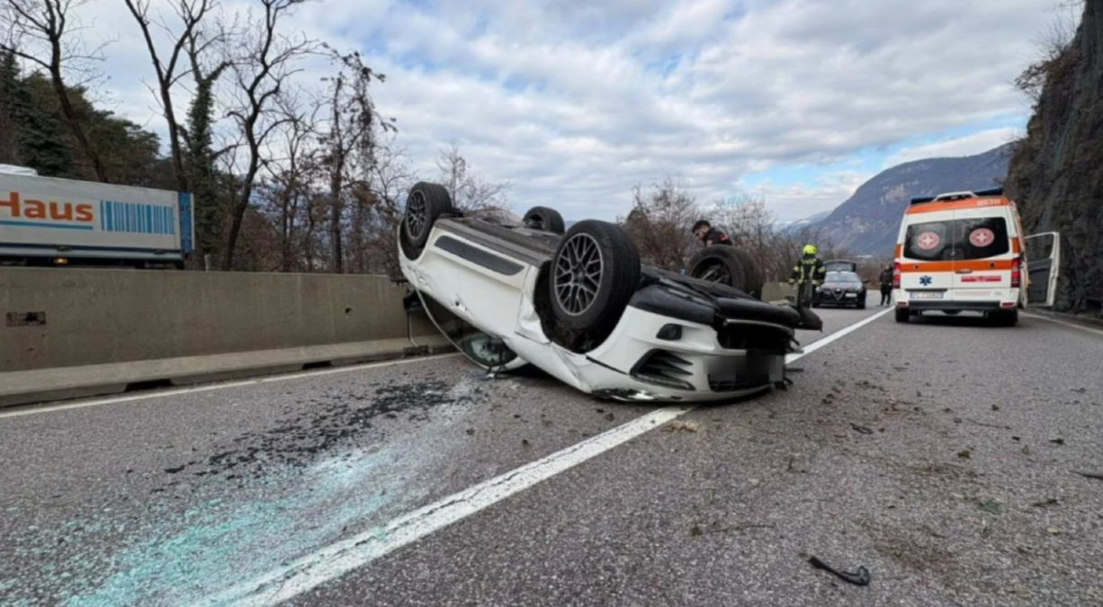 Si schianta contro un blocco di cemento e si ribalta con l’auto - 