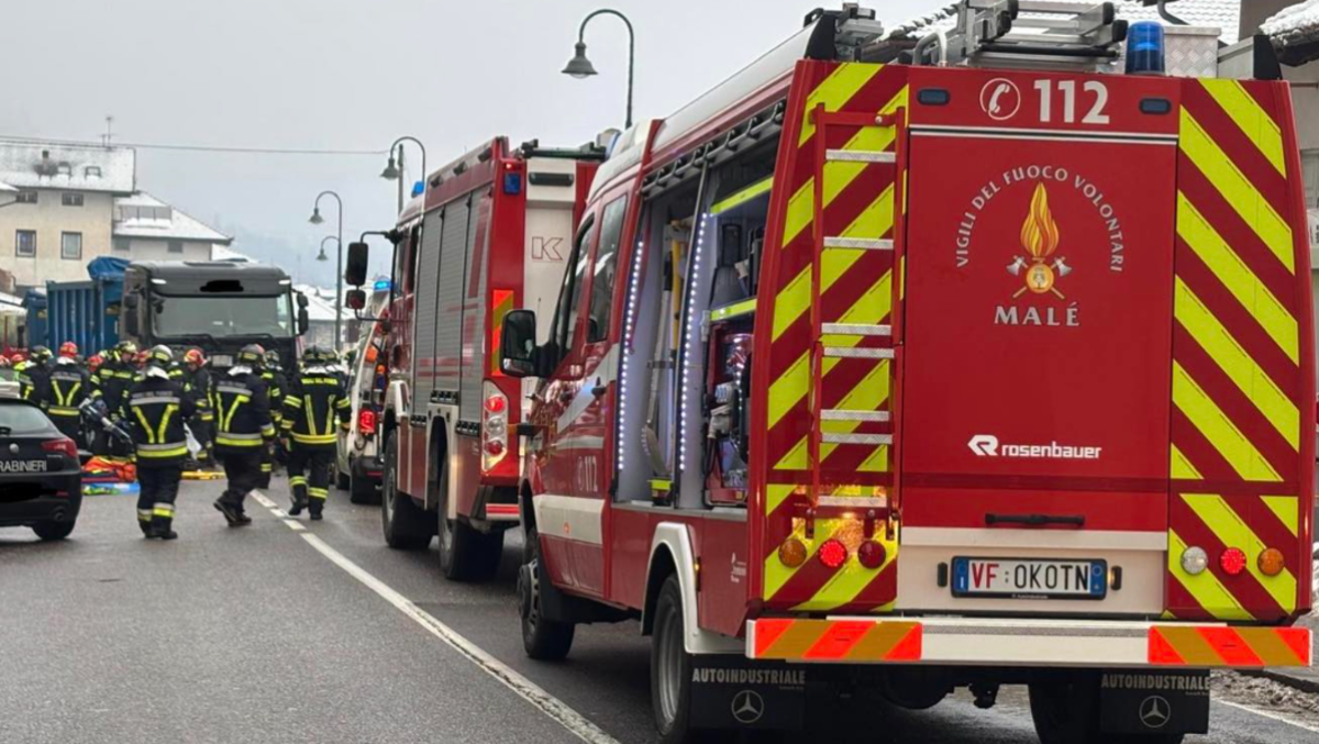 Terribile frontale auto-camion: un uomo estratto con le pinze idrauliche ed elitrasportato