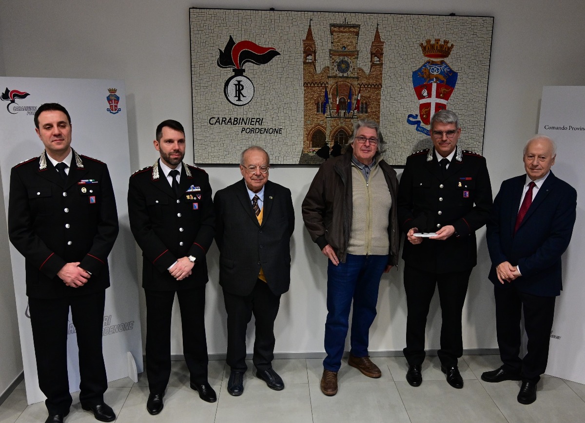 Le pietre del sisma del 1976 diventano arte: il mosaico donato all'Arma di Pordenone - 