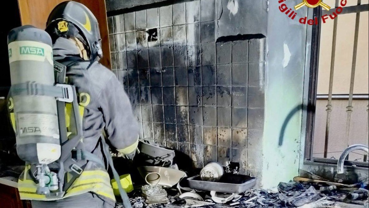 Fuoco dal piano cottura, cucina in fiamme: un intossicato - 