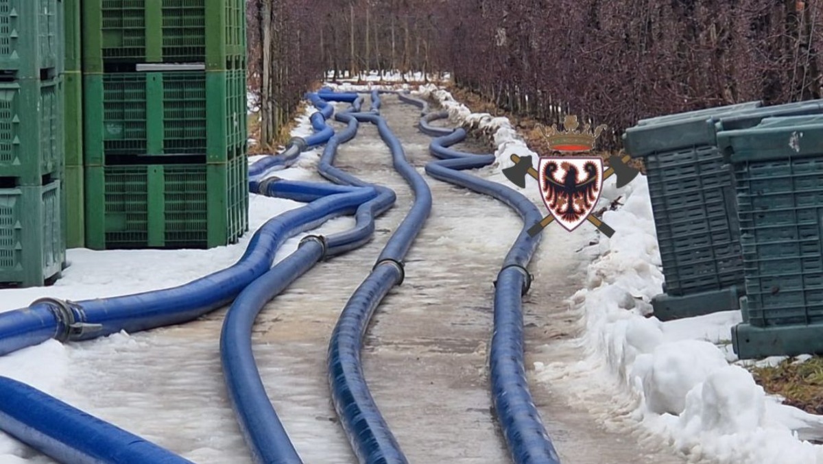 Cede il fondo stradale, è in corso la deviazione di un fiume: statale chiusa - 