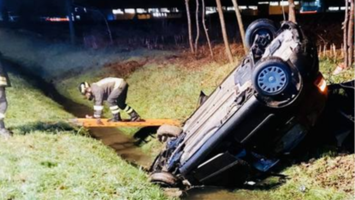 Auto fuori strada all’alba, vola nel fossato: ferita la conducente | FOTO - 
