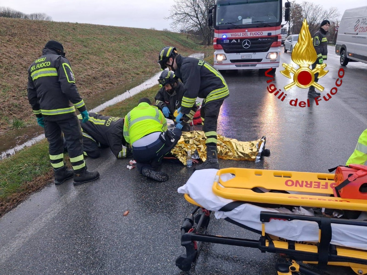 Auto centra bicicletta: ferita una ragazza - 