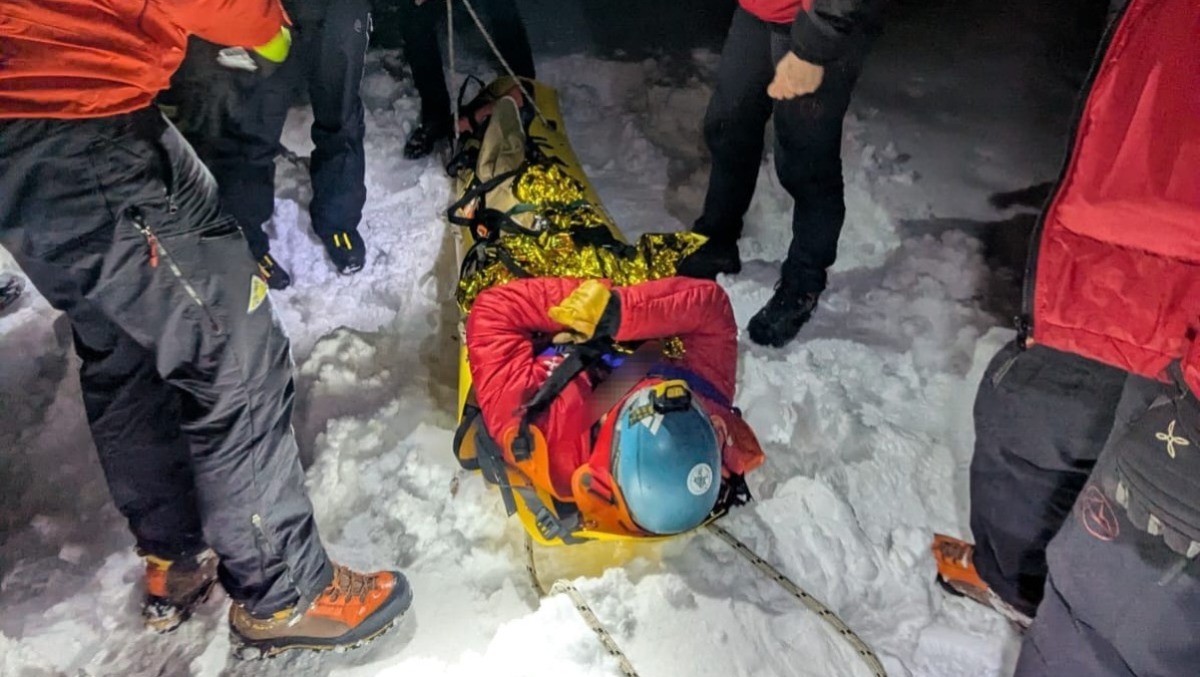 Cade durante una discesa: scialpinista ferito, recuperato di notte | FOTO e VIDEO - 