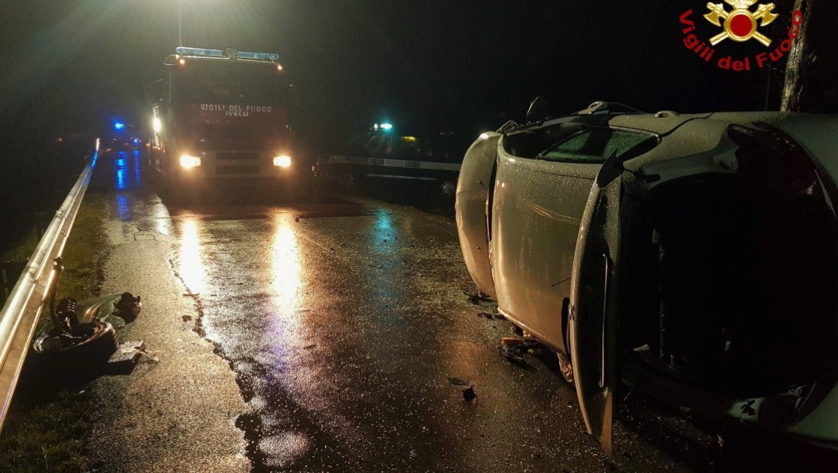 Pauroso scontro tra due auto, una finisce ribaltata: 4 feriti, uno grave - 