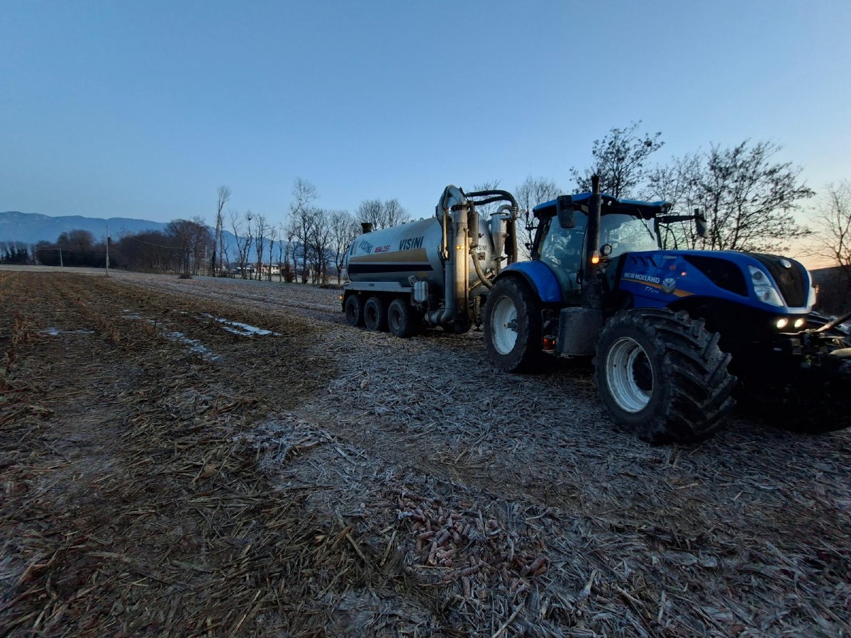 Spandevano liquami vietati nei campi: sequestrati trattore e carro-botte - 
