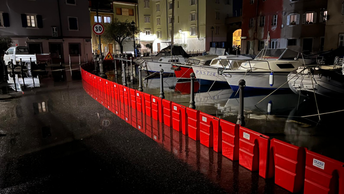 Acqua alta a Muggia nella notte: le paratie proteggono il centro storico | FOTO - 