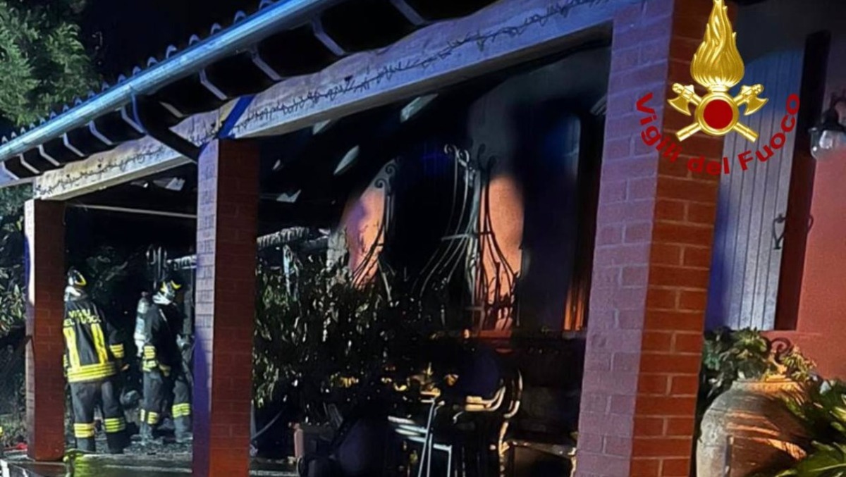 Incendio nel portico, le fiamme raggiungono la casa: piano terra distrutto - 