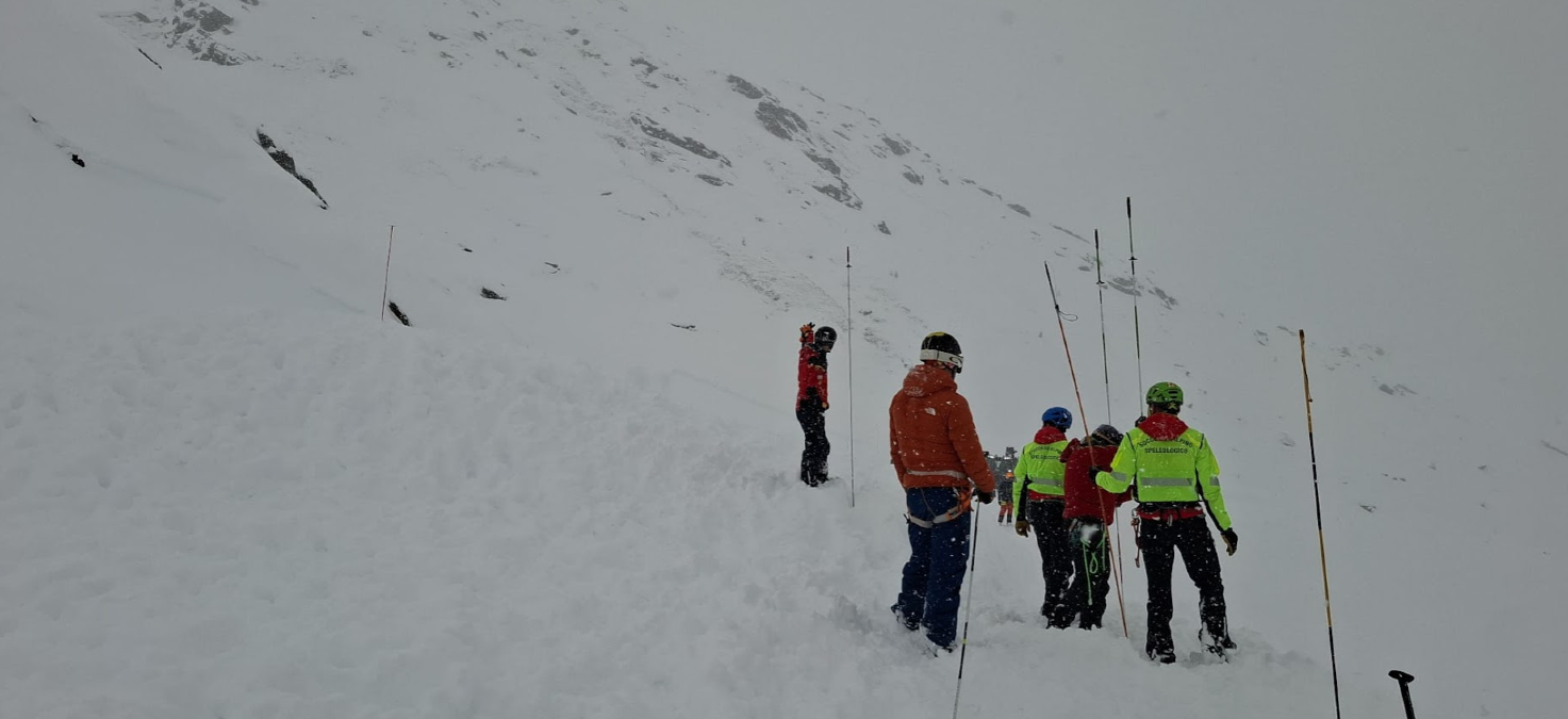 «Si è staccata una valanga»: 20 soccorritori sul posto | FOTO - Le immagini dei soccorsi