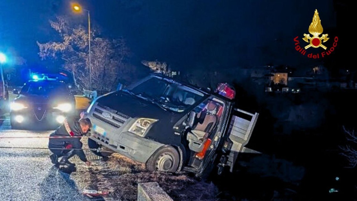 Uomo muore schiacciato sotto un veicolo, inutili i soccorsi
