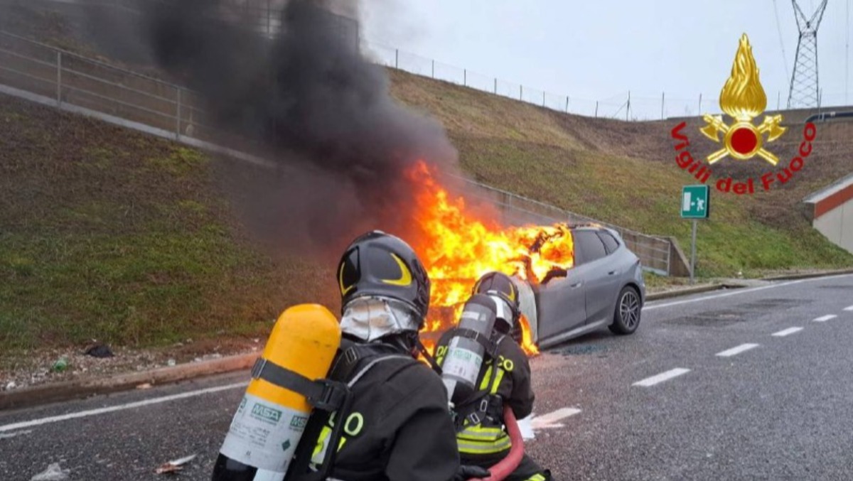 Auto avvolta dalle fiamme durante la marcia: conducente miracolato | FOTO - 