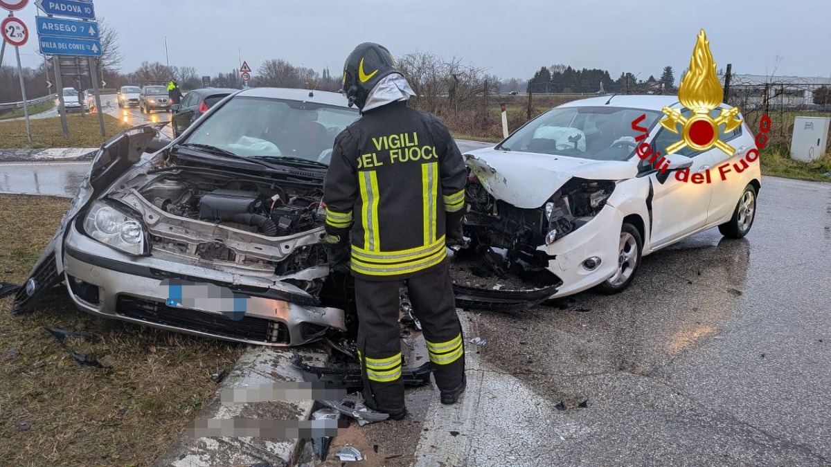 Violento frontale tra due auto: tre feriti, c'è anche un minore - 