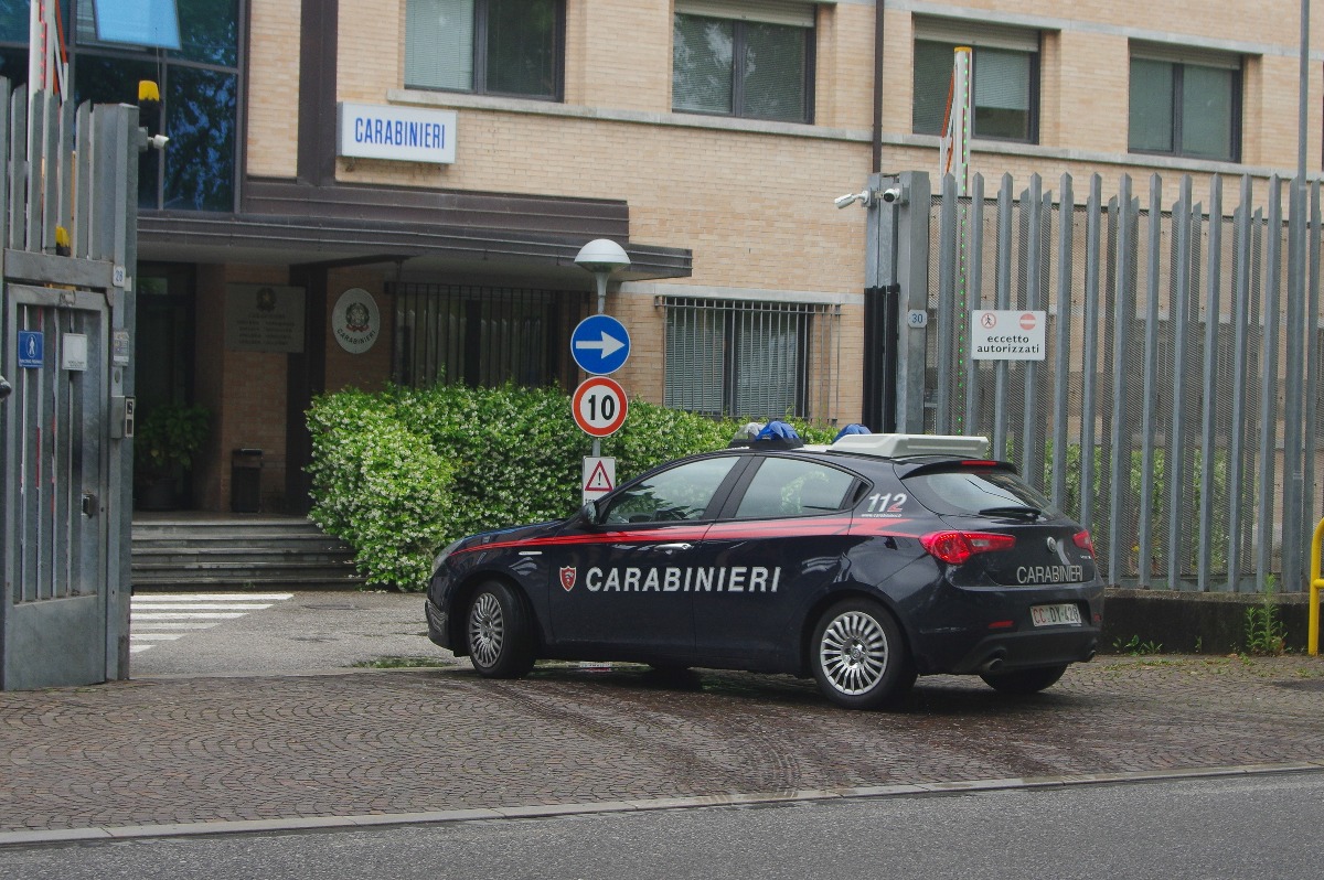 Colpisce in faccia una donna e le ruba la borsetta in centro a Udine: preso - 
