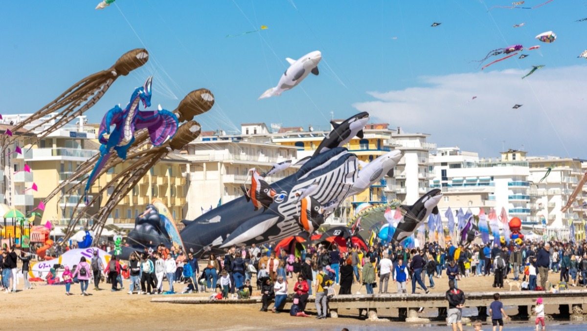 Cieli colorati e grandi emozioni: a Jesolo torna il Beach & Kite Festival | VIDEO - 