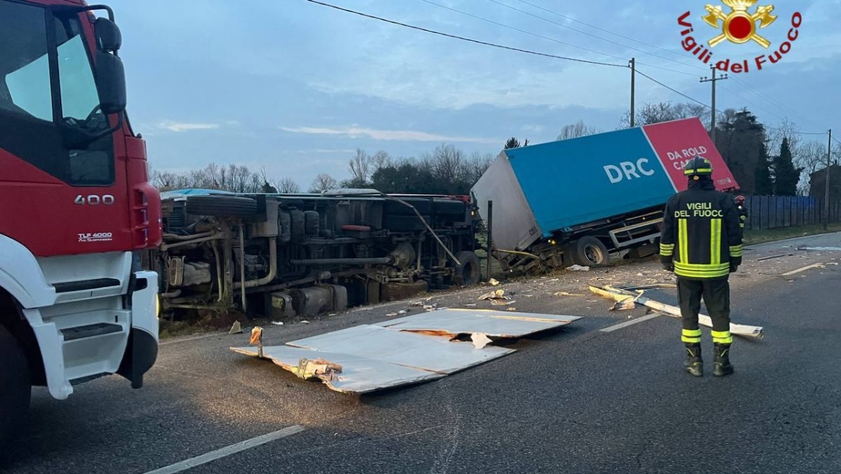 Tremendo frontale tra furgone e camion porta container: due feriti  - 