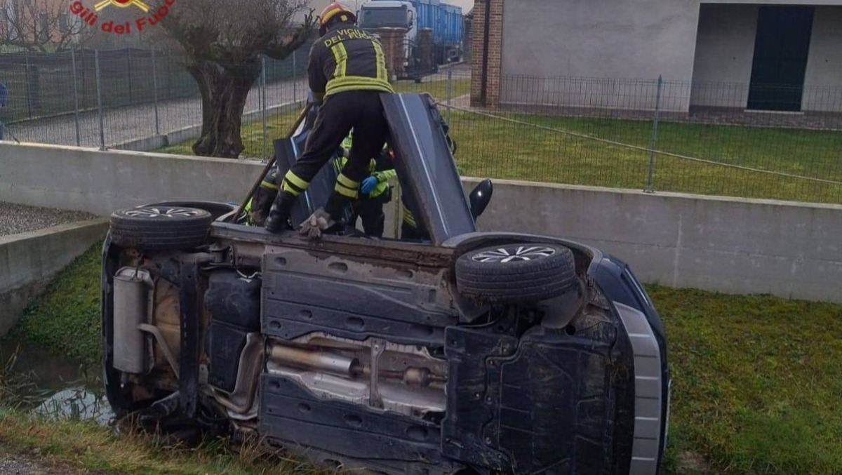 Sbanda improvvisamente e si ribalta con l'auto nel fossato: uomo estratto dall’abitacolo | FOTO - 