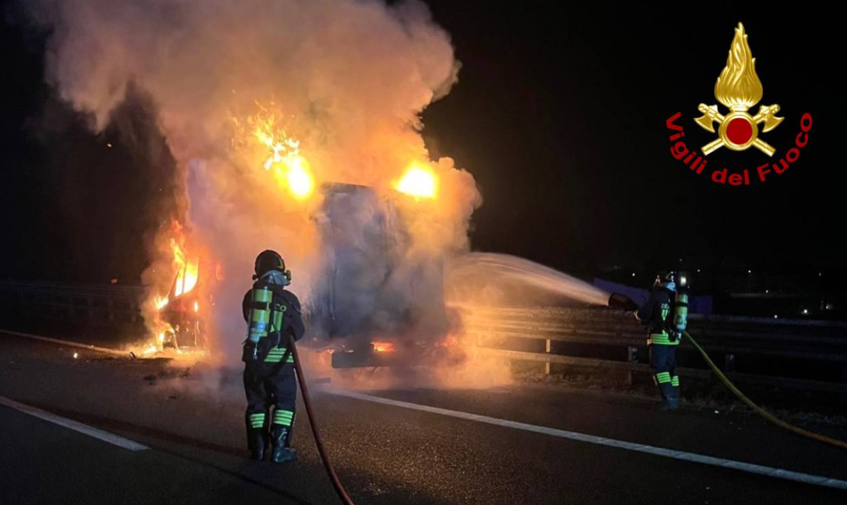 Furgone prende fuoco all’improvviso mentre percorre l’autostrada | VIDEO - Le immagini dell'incendio del mezzo