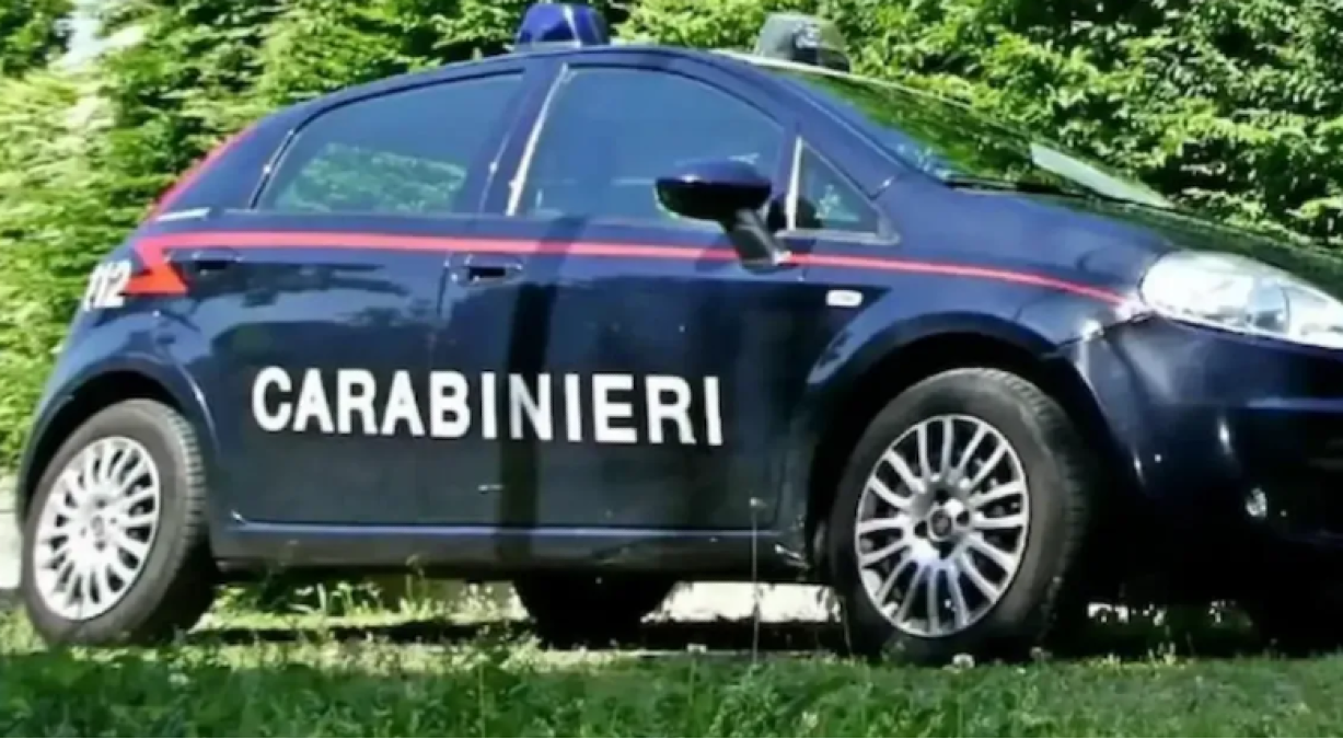 Prima la lite, poi il vicino tira fuori l’ascia: intervengono i Carabinieri - 