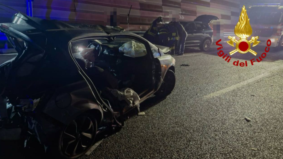 Incidente tra due auto: 3 feriti estratti con cesoie e divaricatori - Le immagini dell'incidente