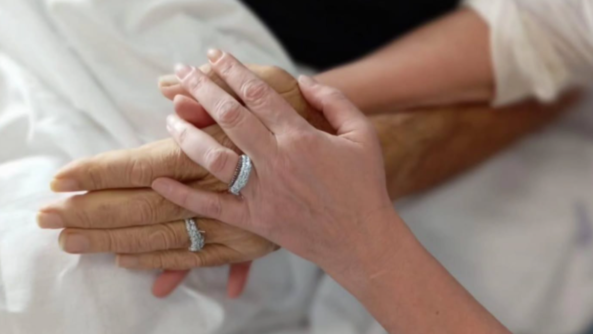 Si sposa nel letto d'ospedale con le fedi cucite dalla mamma: dopo 8 giorni si spegne per sempre - 