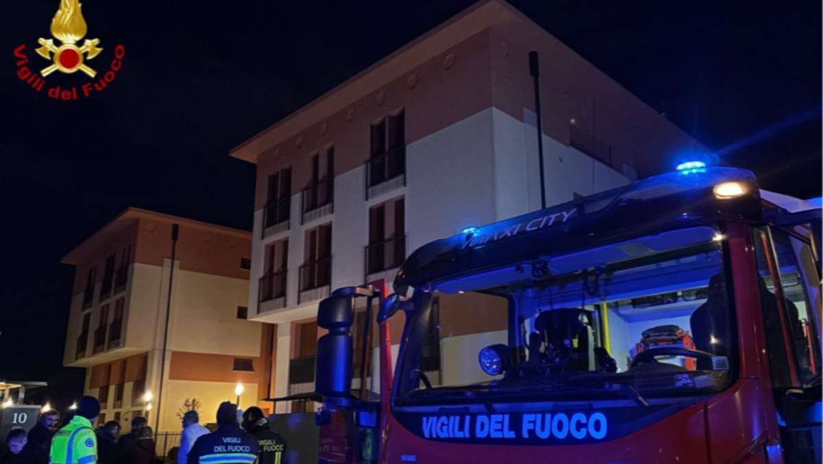 Paura nella notte in un condominio: fiamme divampano dall’impianto elettrico | VIDEO - 