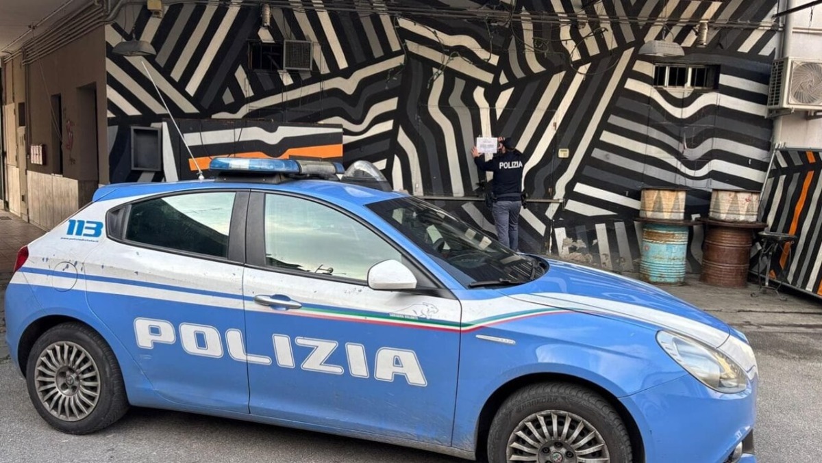 Blitz all'alba della Polizia, sovraffollamento e carenze di sicurezza: chiusa discoteca - 