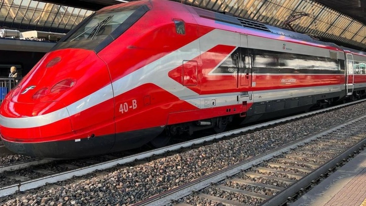 Anziano investito da un Frecciarossa sotto gli occhi dei viaggiatori: traffico in tilt - 