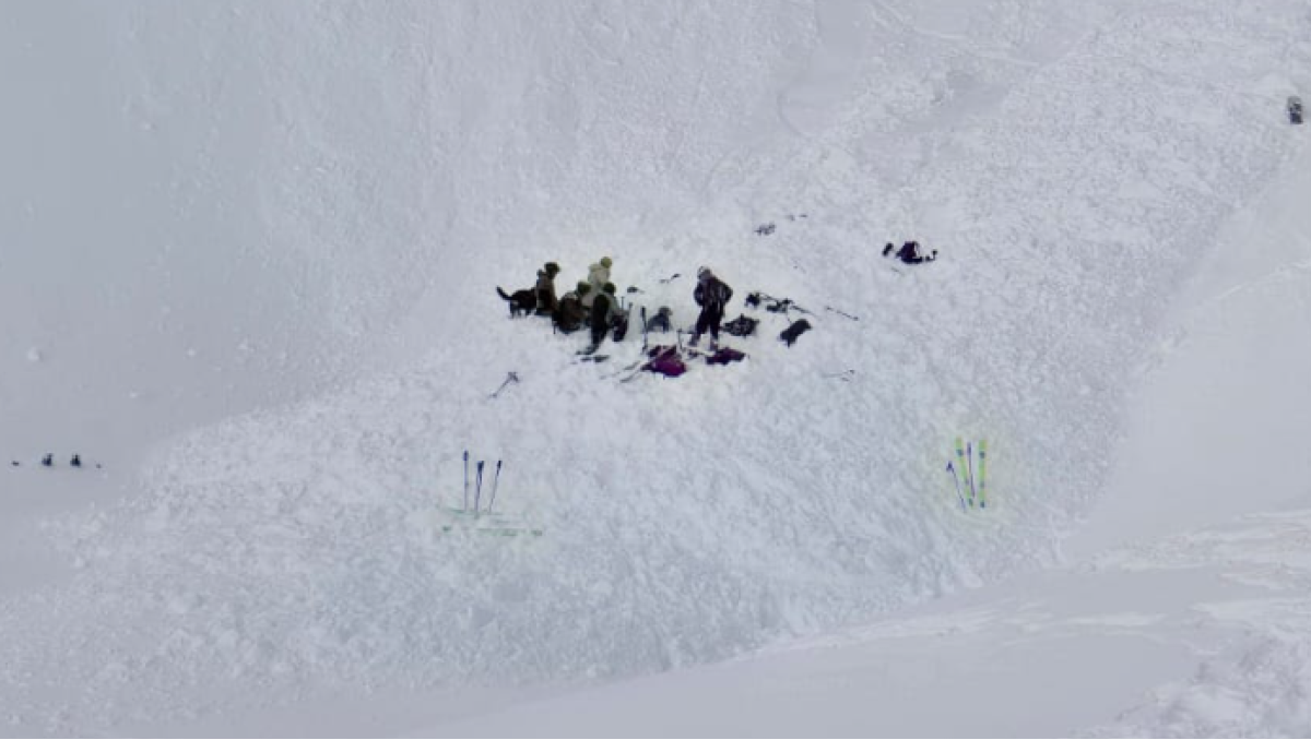 Ancora una tragedia sui monti: scia fuoripista e provoca una valanga, rimane sepolto e muore