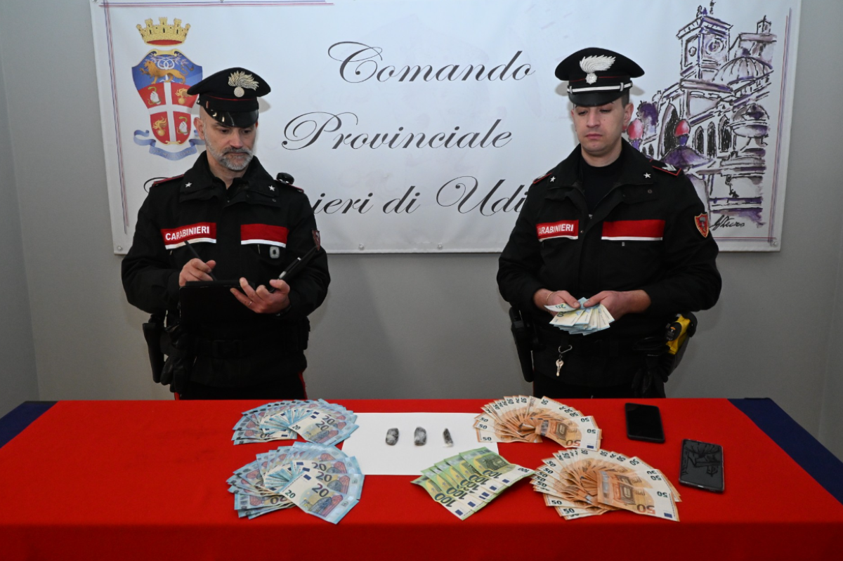 Udine: lascia cadere un fazzoletto a terra, ma i Carabinieri se ne accorgono. Cosa hanno scoperto. - Le immagini dei Carabinieri di Udine