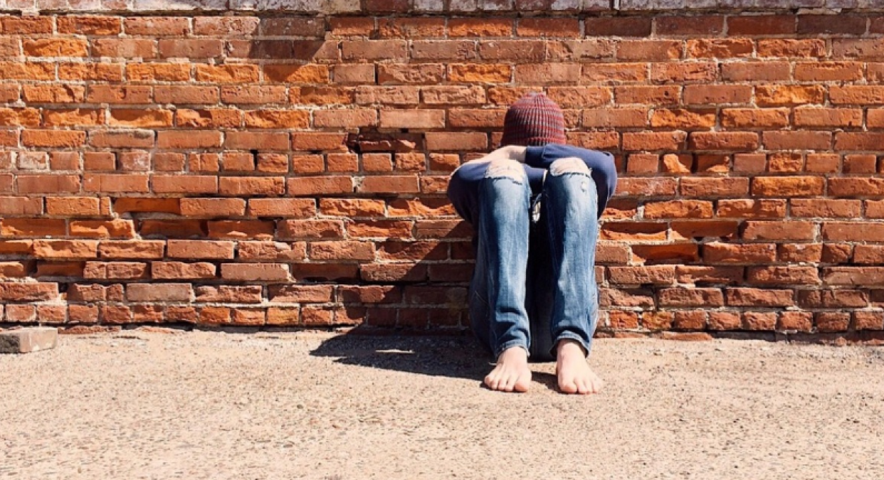 15enne picchiato al volto, poi calci e pugni fino a spingerlo in mezzo alla strada - 