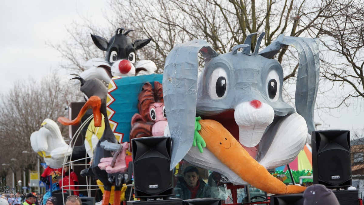 Colori, musica e folla record: il Carnevale accende la Marca trevigiana - 
