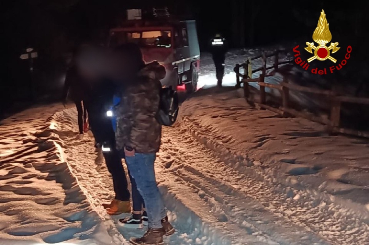 Strada ghiacciata e mezzi bloccati: recuperati cinque ragazzi dopo ore di cammino - 