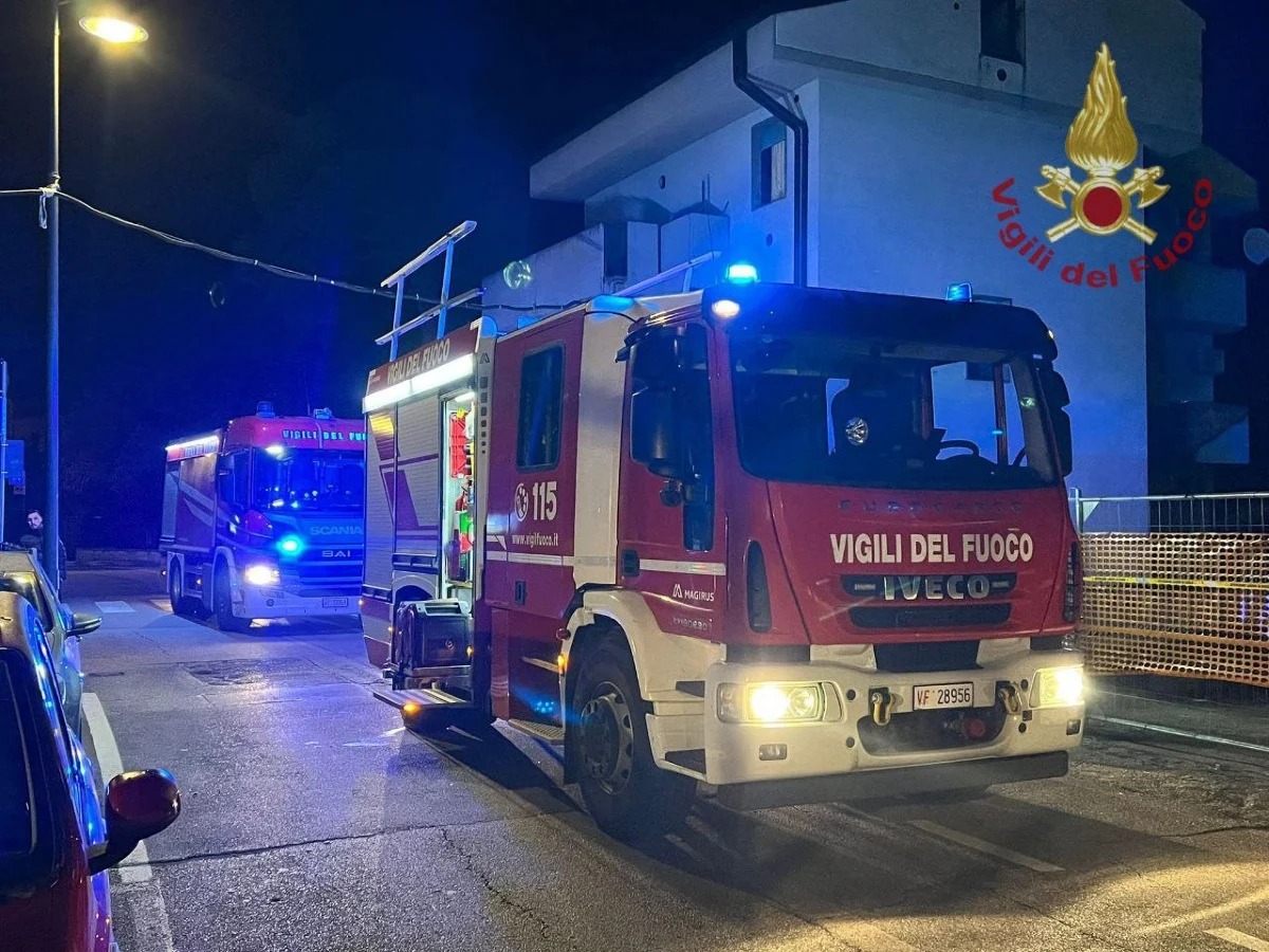 Materasso in fiamme a Pertegada: donna intossicata dal fumo - 