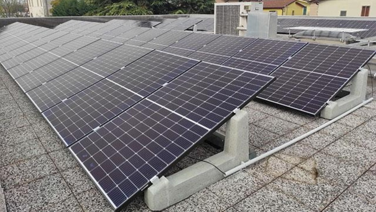 Uffici postali sempre più green: 10 impianti solari e 130 colonnine elettriche in FVG - 