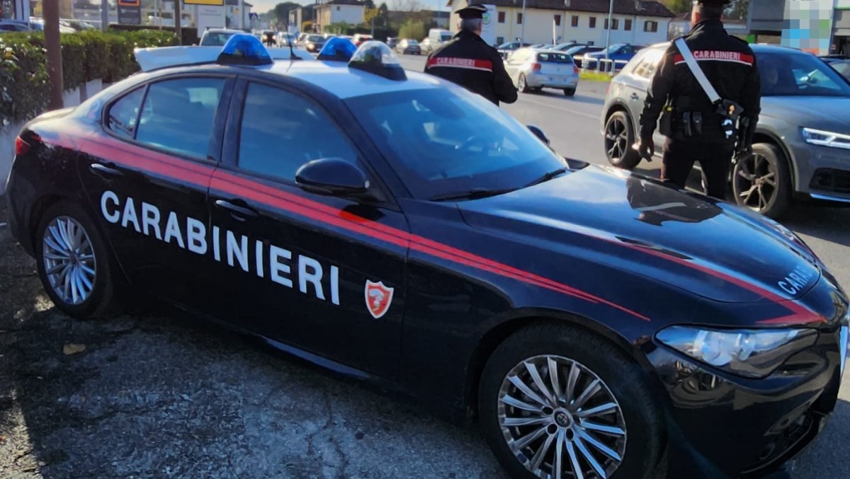 Minaccia due guardie giurate su un autobus con un paio di forbici: denunciato  - 