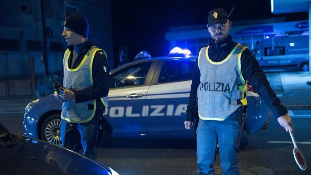 Agenti gli chiedono i documenti, lui reagisce con pugni e calci: cos'è successo a Jesolo - 