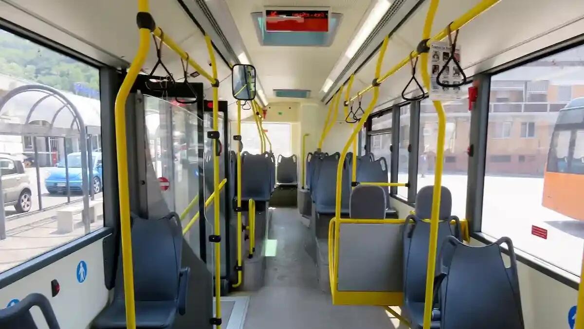 Dimentica l'abbonamento, 15enne disabile costretto a scendere dal bus sotto la pioggia - 