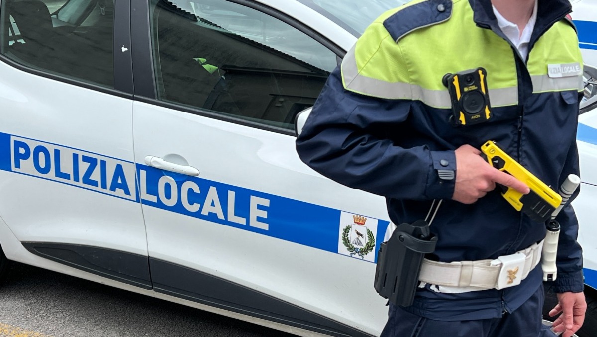 Monfalcone rafforza la sicurezza: via libera al taser per la Polizia locale - 