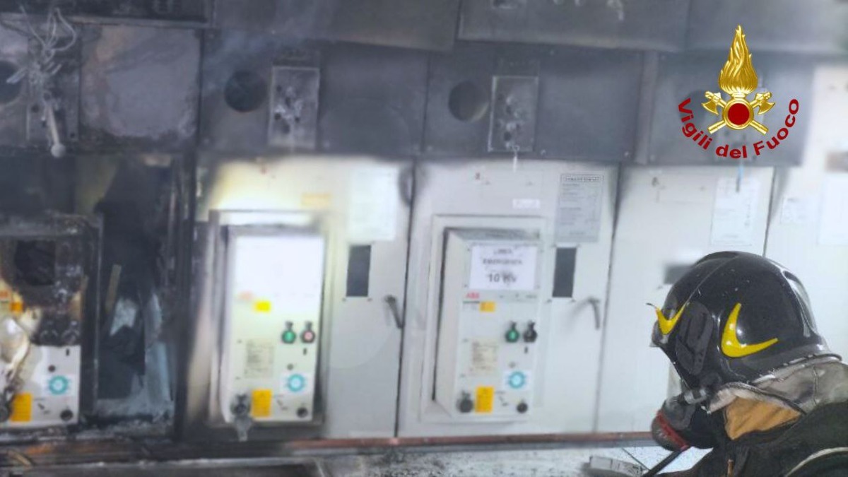 Panico in azienda, quadro elettrico ad alta tensione in fiamme - 