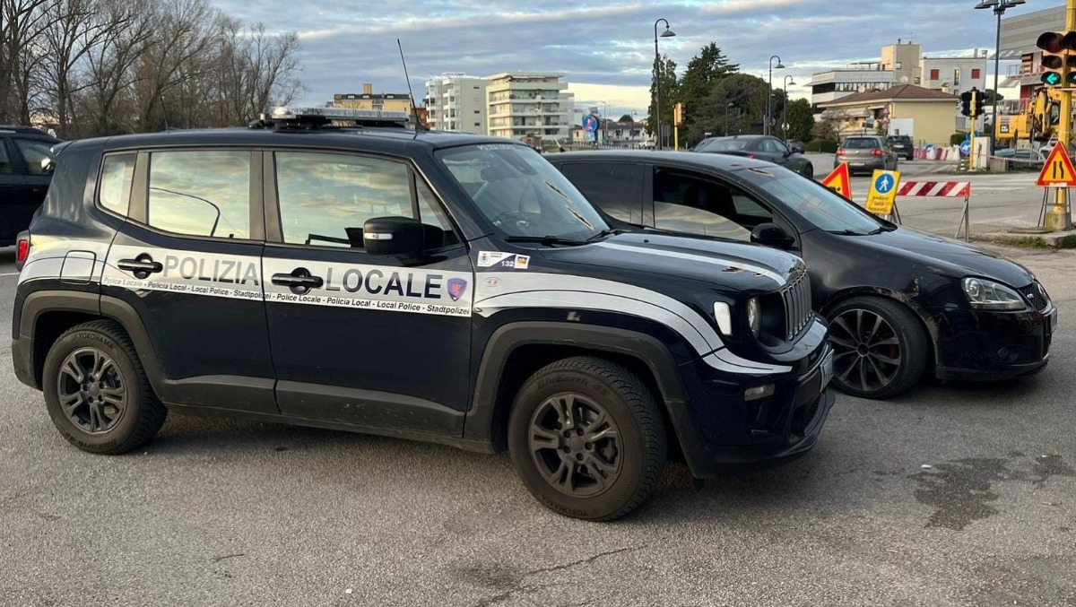 Alla guida con patente revocata da 6 anni: disposto il fermo del veicolo - 