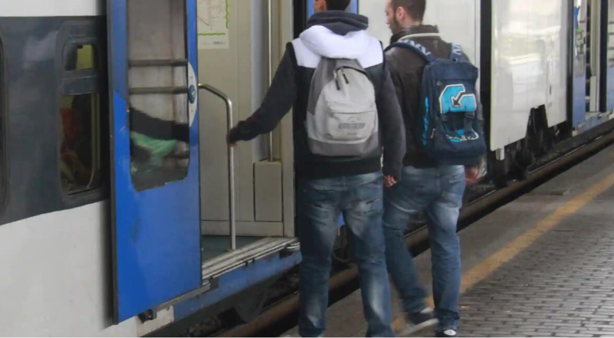 Caos sul treno, arrivano i Carabinieri: «Talmente tanto ritardo che è stato cancellato» - 