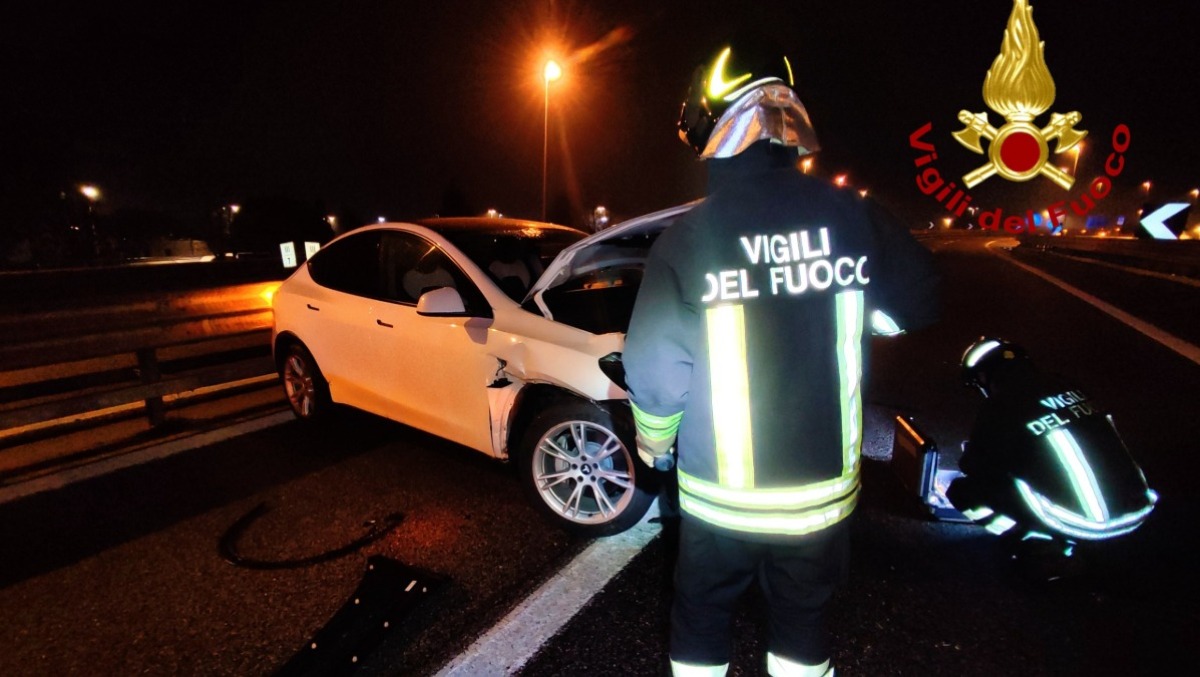 Scontro tra due auto, poi il "flipper" contro i guardrail - 