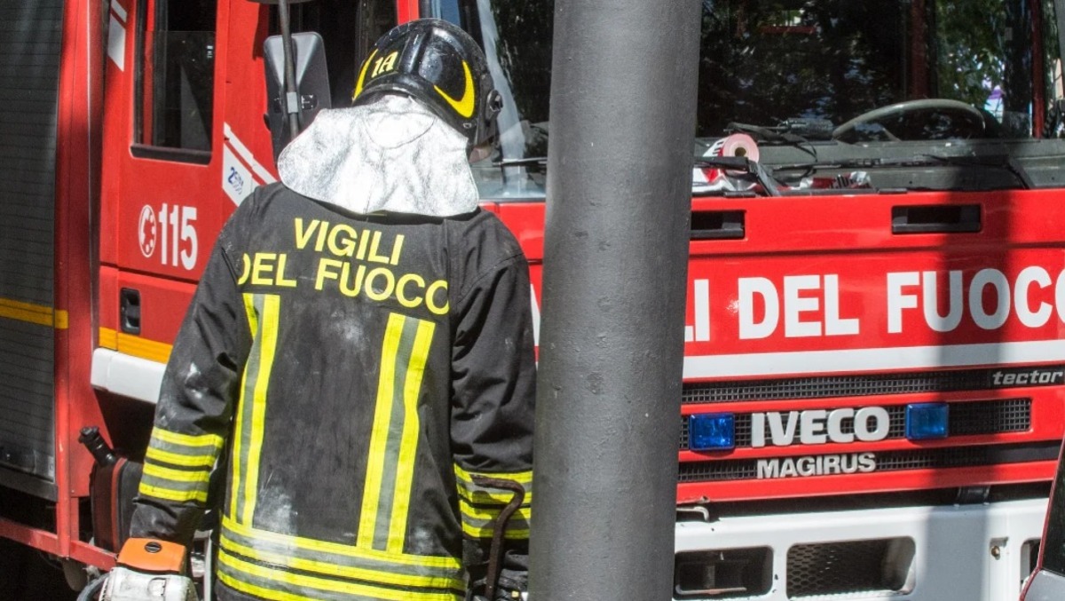 Incidente a Tolmezzo, fumo dal veicolo: conducente incastrato tra le lamiere - 