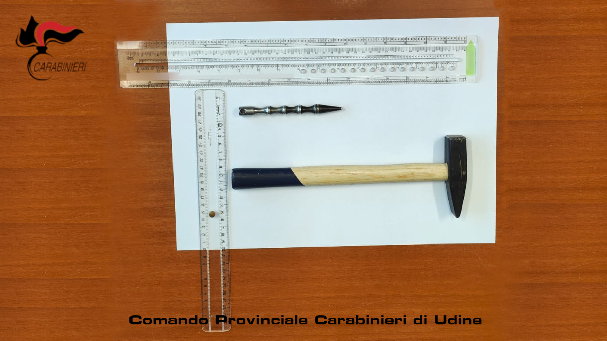 Follia a Lignano, 38enne minaccia il fratello con un punteruolo di 15 cm e un martello - 