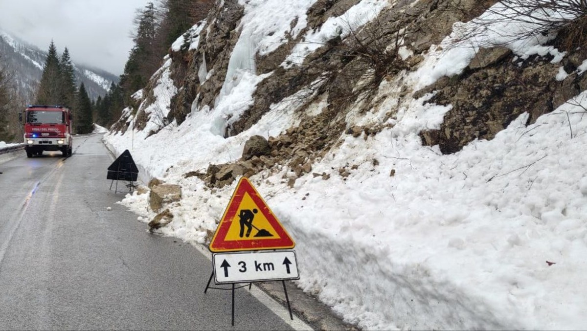 Smottamento a Tarvisio: sede stradale invasa da detriti e neve | FOTO