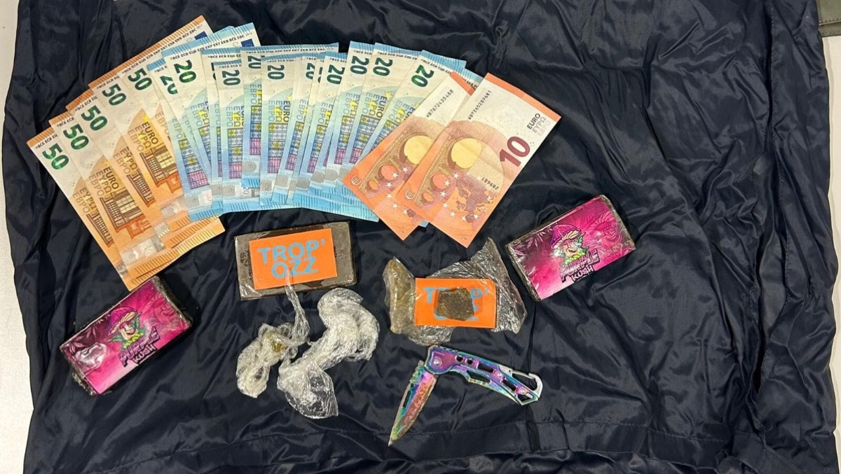 Spaccio nel parco pubblico, i cittadini segnalano: arrestati due pusher - 