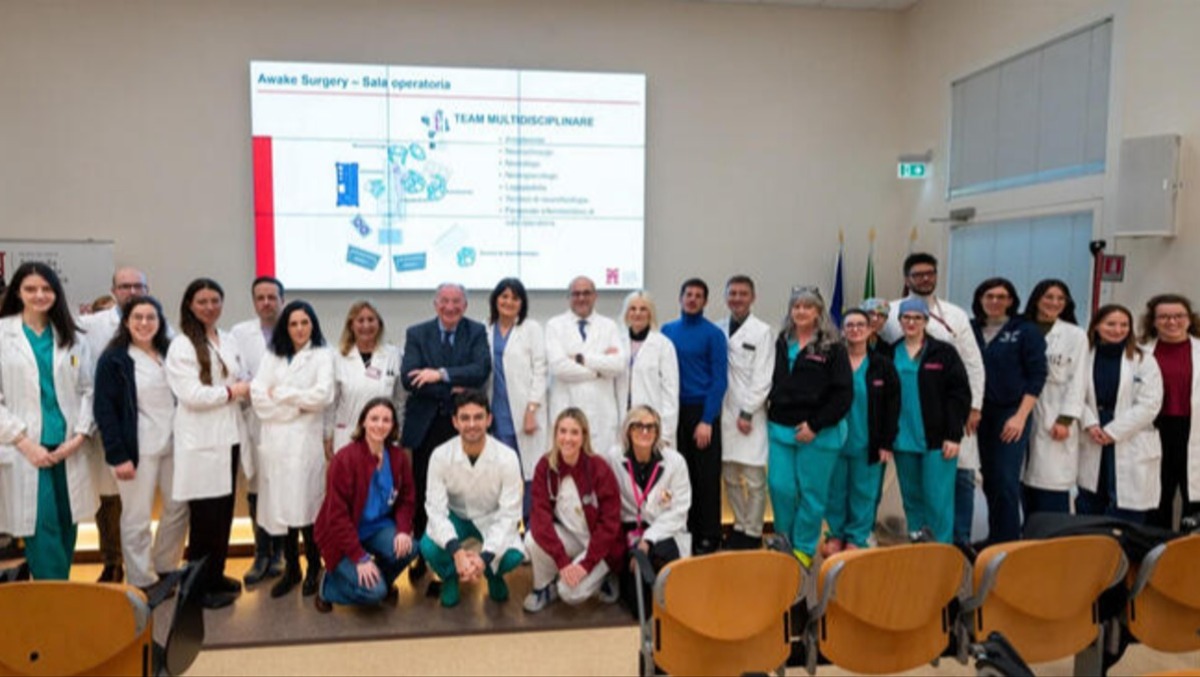 Bambino operato "da sveglio" al cervello: è il primo in Veneto - L'equipe della neurochirurgia di Padova 