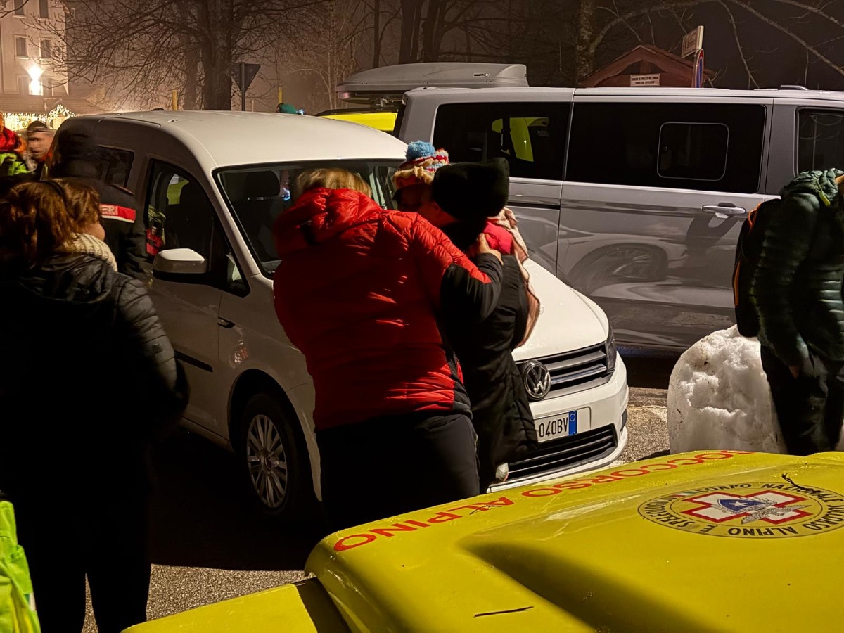 Bimba di 3 anni si allontana con i cani, ritrovata nella neve dopo oltre un’ora